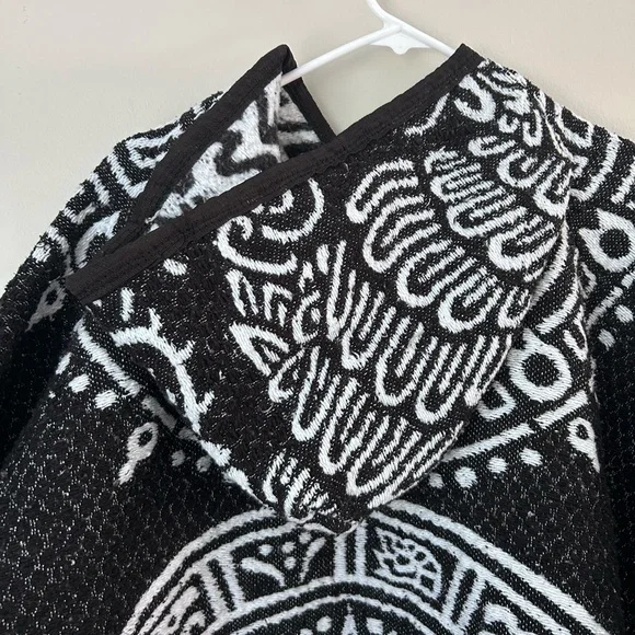 Mexican Poncho Aztec calendar and eagle‎